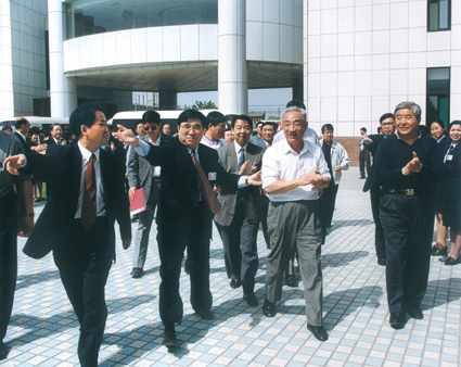 原全国人大副委员长邹家华视察利君