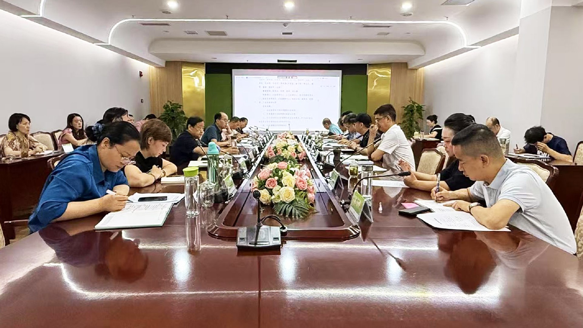 1756798070170633.jpg 公司主要领导重点工作安排会召开